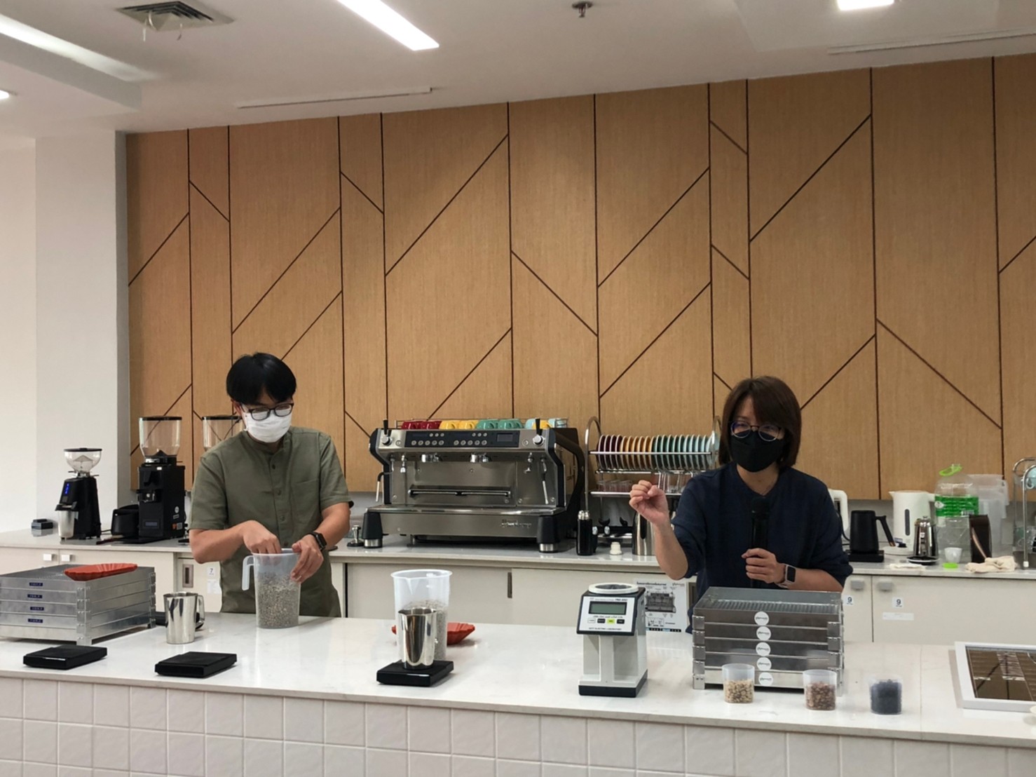 MFU News : LINE_ALBUM_อบรมการสีและคั่วกาแฟ_11065_๒๒๑๐๐๓_26.jpg