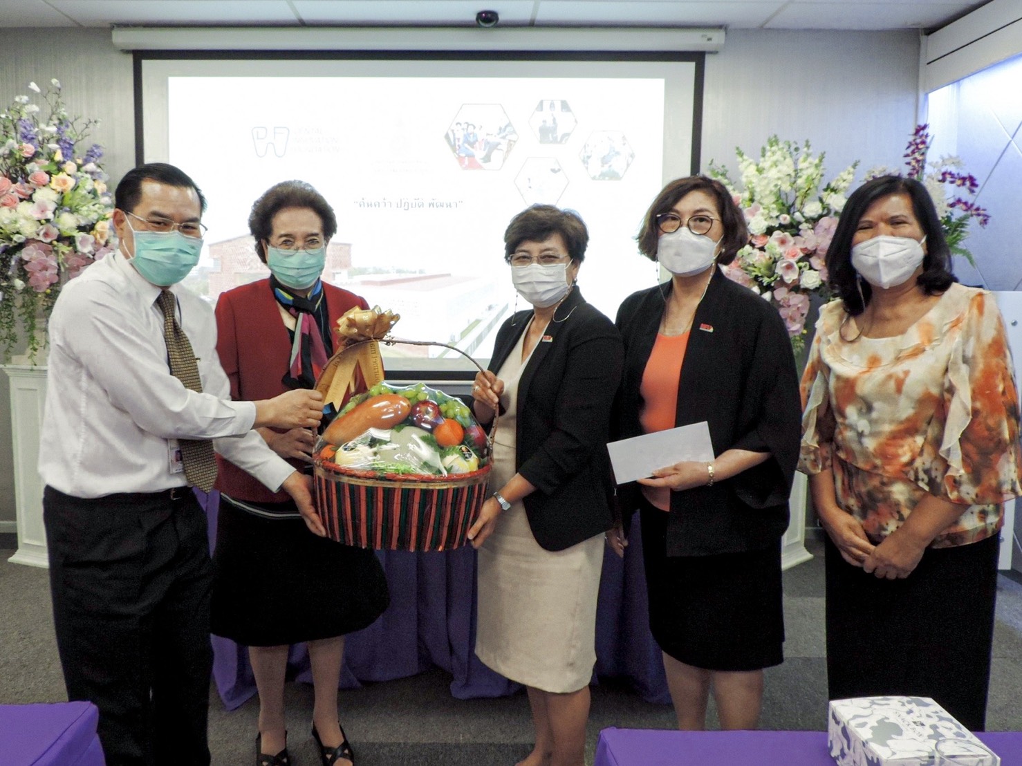 MFU President Receives a Scholarship Worth 1 Million Baht from the Dental Innovation Foundation Under Royal Patronage